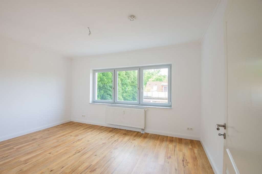 Immobilie in Neuruppin - Exklusive 5-Raum-Dachgeschosswohnung mit Parkblick, Balkon, Aufzug & TG-Stellplatz in Neuruppin - Bild 3