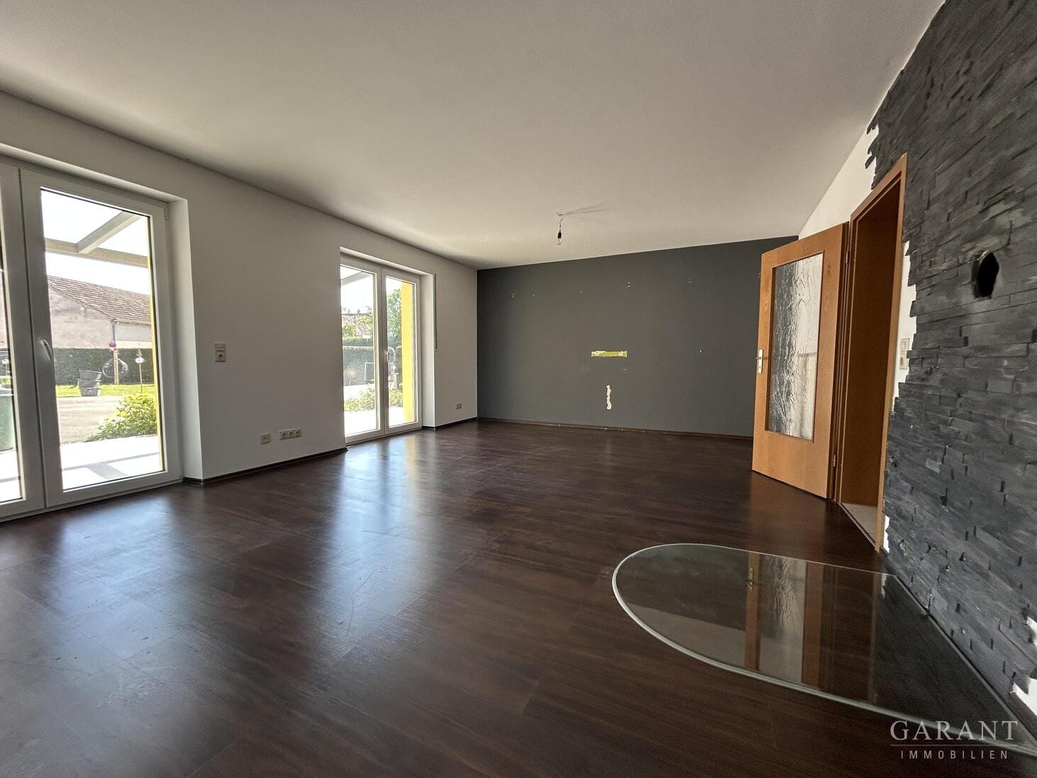 Immobilie in Fürstenfeldbruck - Großzügige, energieeffiziente Haushälfte in Puch mit kleinem, pflegeleichtem Grundstück - Bild 1