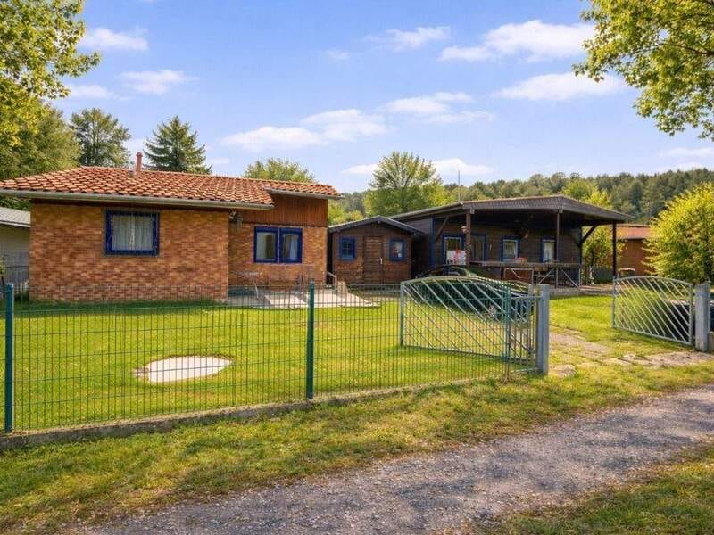 Immobilie in Hirzenhain - Charmante Ferienanlage auf 705 m² Grundstück - zwei Häuser, großer Garten, Kamin & viel Platz - Bild 0
