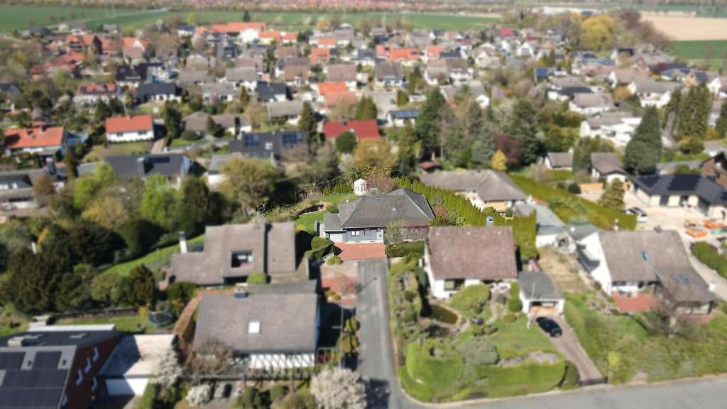 Immobilie in Diekholzen - Modernisiertes EFH mit 1.150 m² Grundstück, großer Terrasse & Traumgarten in Hi-Barienrode - Bild 2
