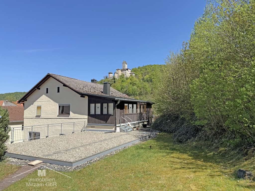 Immobilie in Kipfenberg - Wohnhaus mit 2 Einheiten und Doppelgarage in zentraler Ortsrandlage mit traumhaftem Ausblick - Bild 0