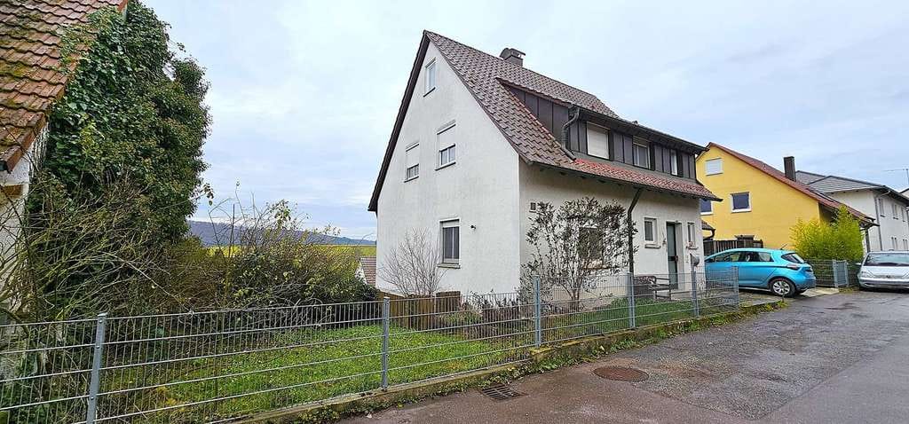 Immobilie in Sachsenheim - Großzügiges 1–2 Familienhaus mit herrlicher Aussicht in Ochsenbach - Bild 0