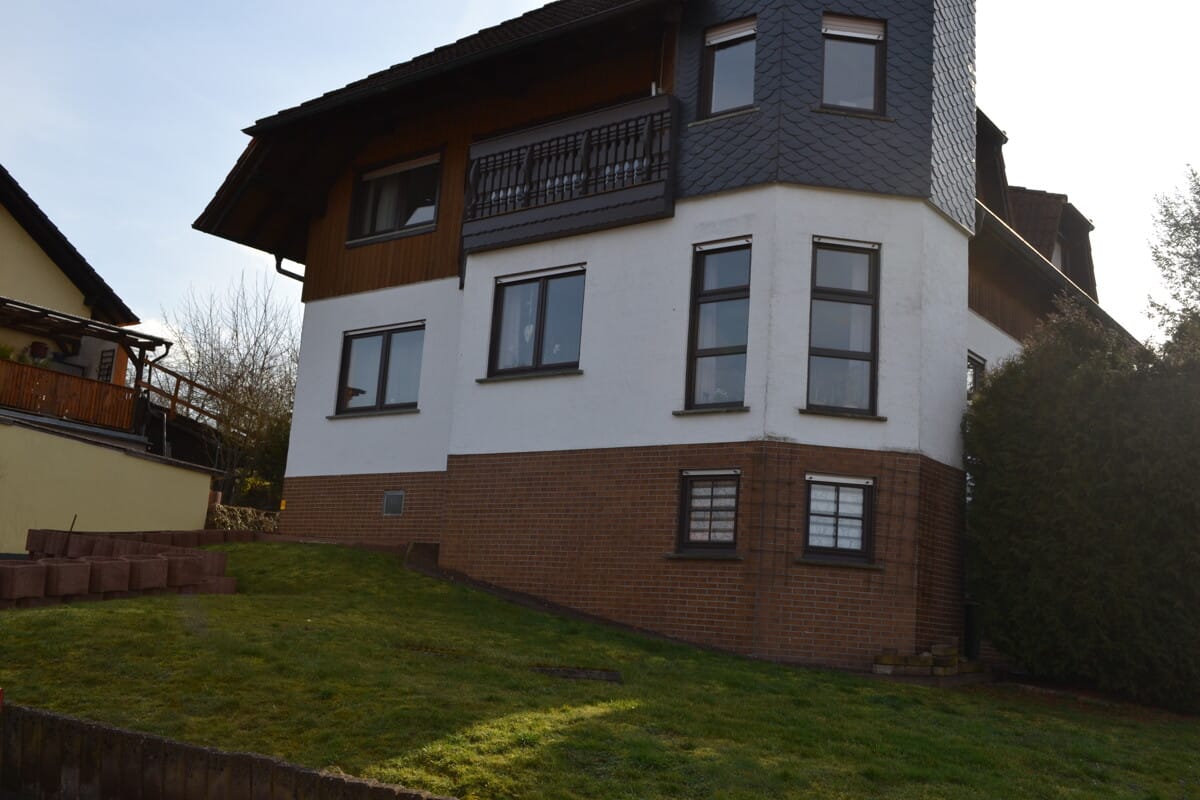 Immobilie in Steinau an der Straße - Attraktives Zweifamilienhaus in traumhafter Lage mit großem Grundstück. 
1 Wohnung steht leer ! - Bild 1