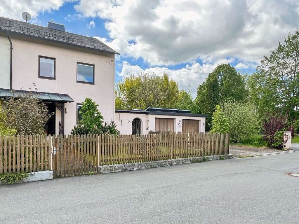 Immobilie in Regnitzlosau - Solide Doppelhaushälfte mit Wintergarten - ideal für Selbstversorger in Trogenau - Bild 0