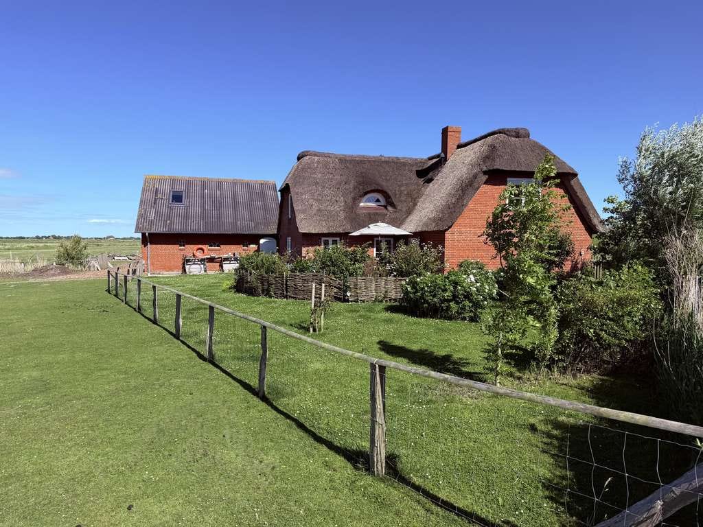 Immobilie in Pellworm - Saniertes Friesenhaus mit Nebengebäude  - Idyllische Einzellage in erster Reihe zum Meer - - Bild 2