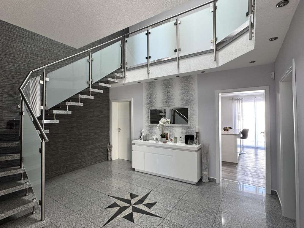 Immobilie in Altweidelbach - Moderne Stadtvilla mit Einliegerwohnung, Pool & Sauna in begehrter Wohnlage von Simmern - Bild 3