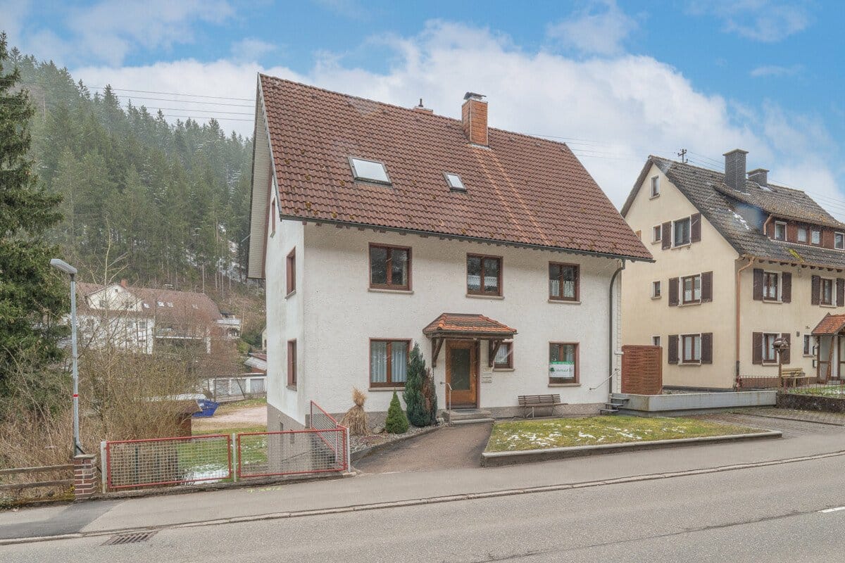 Immobilie in Schramberg - Hier beginnt Lebensqualität - Wohnen im Grünen! Platz für 2-3 Generationen, oder zum Vermieten. - Bild 0