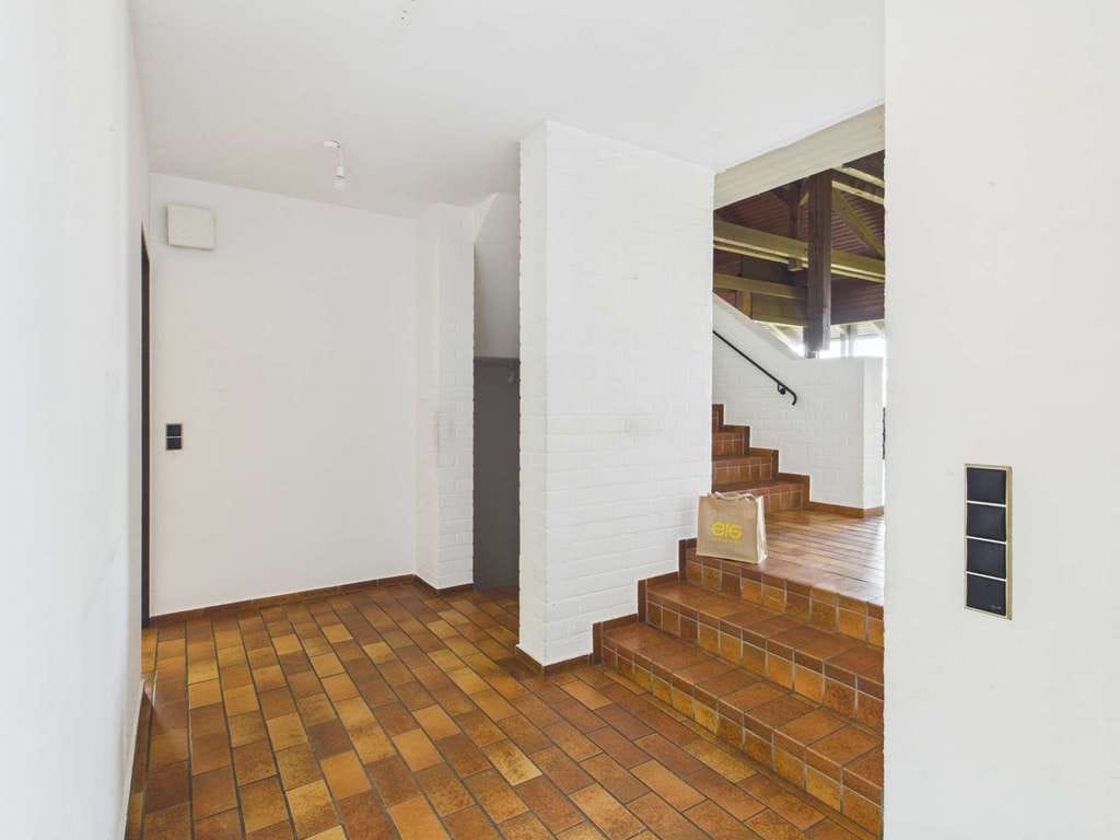 Immobilie in Steinach - Wohnen über der Donauebene. Besonderes Architektenhaus in Hanglage mit Kamin, Garten & Weitblick - Bild 2