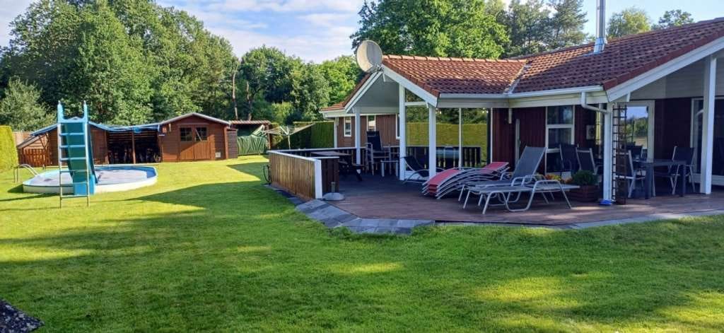 Immobilie in Lindow (Mark) - Bungalow-Ferienhaus mit angelegtem Gartengrundstück, Pool beheizbar, finnische Grill-Kota, Sauna, Ka - Bild 0