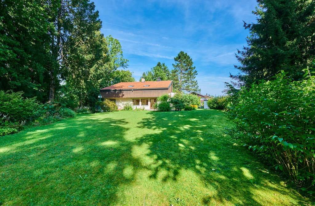 Immobilie in Miesbach - Rarität in Miesbach: Architektenhaus mit Waldfläche & viel Privatsphäre - Bild 1