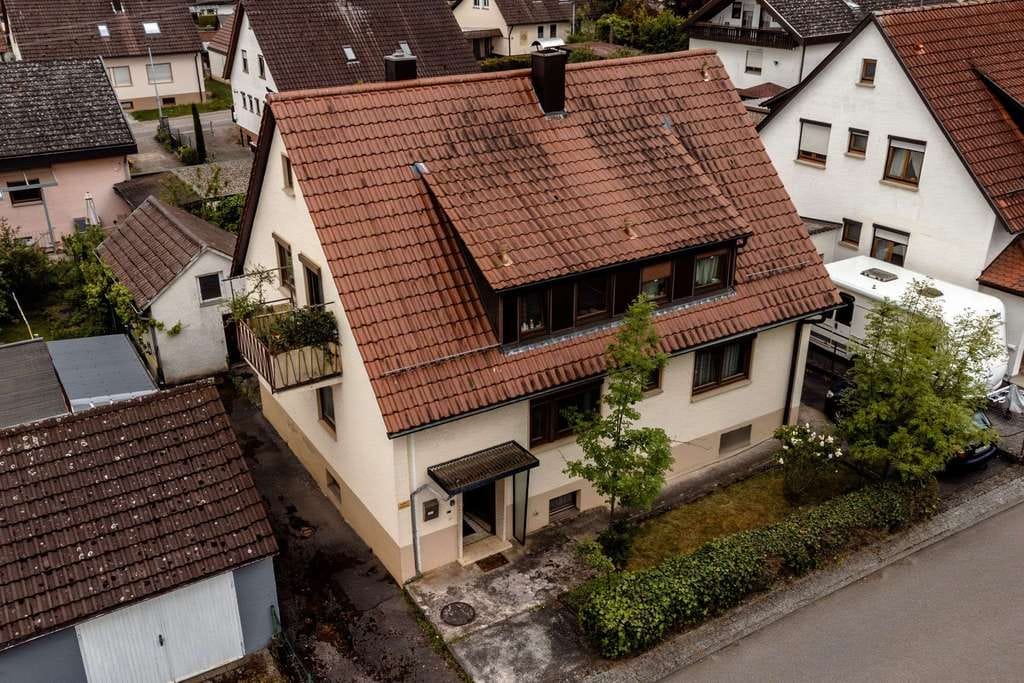 Immobilie in Gäufelden - Freistehendes Zweifamilienhaus | 2 Wohnungen | Garten | Garage | Gäufelden - Bild 1