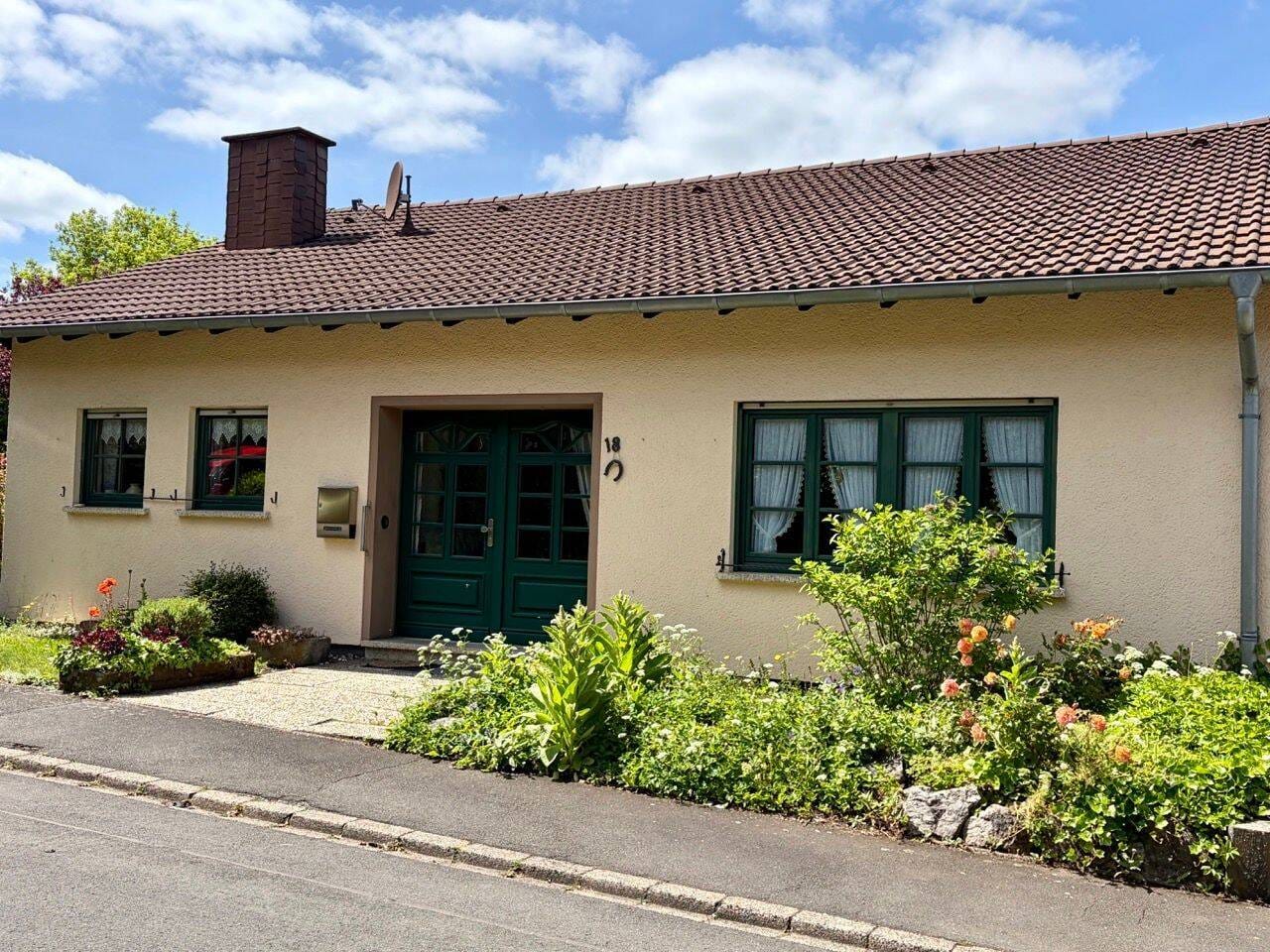 Immobilie in Hillesheim -  Gepflegtes Einfamilienhaus mit Einliegerwohnung und traumhafter Aussicht - Bild 0