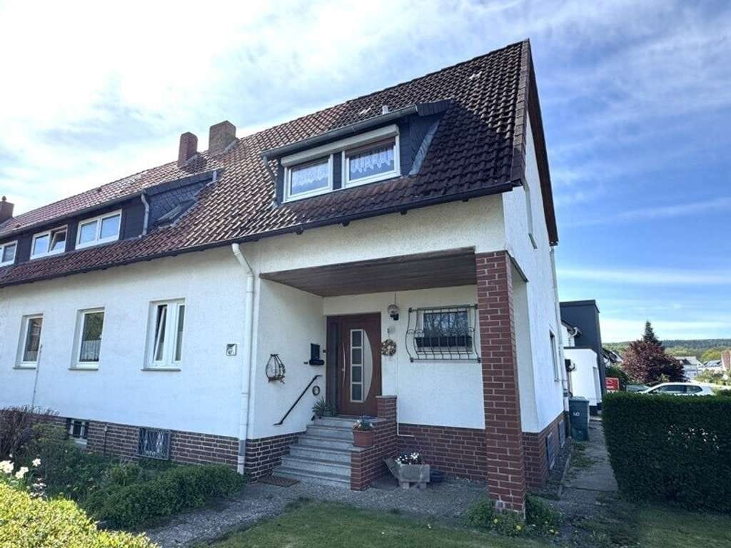 Immobilie in Barsinghausen - Zweifamilien - Doppelhaushälfte mit Terrasse, Balkon und zwei Garagen - Bild 0