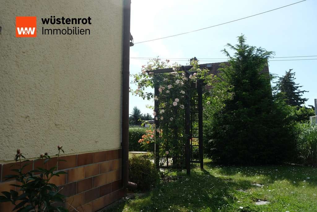 Immobilie in Nünchritz - Charmante DHH mit Teich, großer Terrasse & Kellergarage in ruhiger Lage von Nünchritz - Bild 3