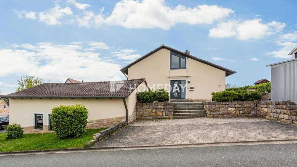 Immobilie in Weilersbach - Großzügiges Wohnen mit Außenpool und Garage
 - Bild 1