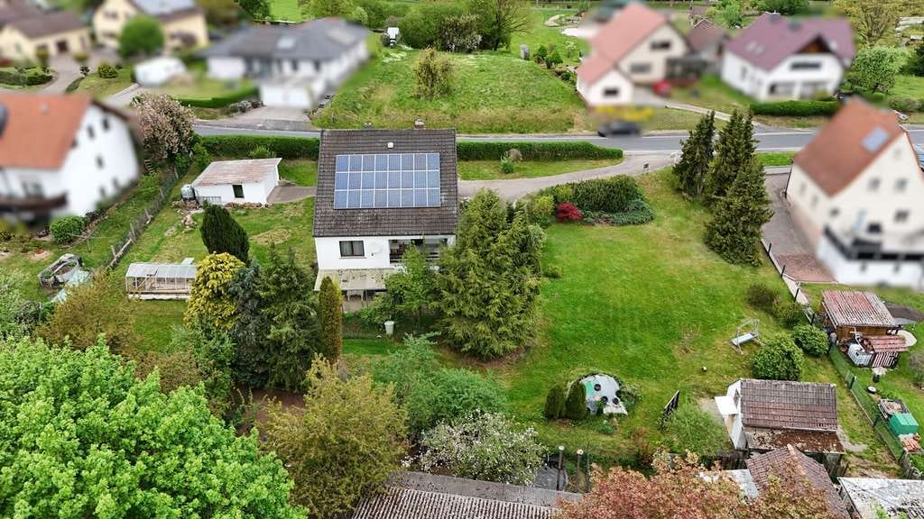 Immobilie in Dermbach - CHARMANTES EIGENHEIM MIT TRAUMBLICK UND GROSSZÜGIGEM GARTEN!! - Bild 2