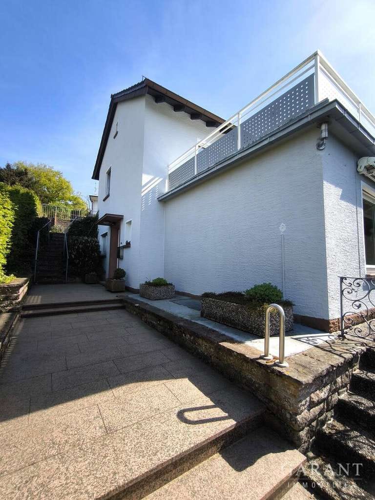 Immobilie in Waldfischbach-Burgalben -  Charmantes Einfamilienhaus mit großem Grundstück und viel Potenzial - Bild 1