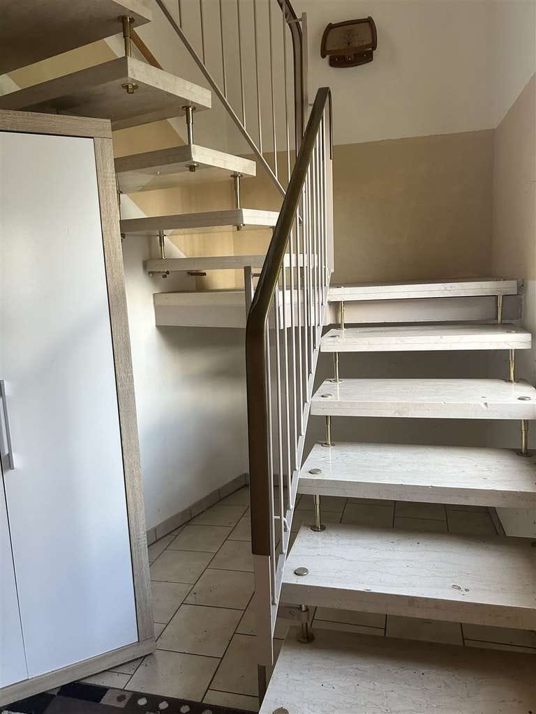 Immobilie in Eisenberg - Maisonettewohnung mit außergewöhnlichem Wohngefühl – Balkon, Kaminofen und viele Sprossenfenster - Bild 2