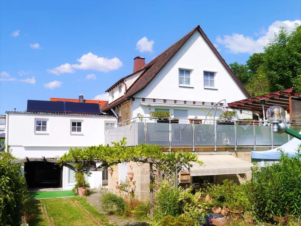 Immobilie in Neuffen - Zweifamilienhaus mit großer Terrasse, Einbauküche und Garage in Neuffen - Bild 0