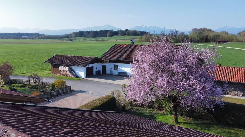 Immobilie in Nußdorf - Bei Chieming am Chiemsee - Landhaus mit 900qm uneinsehbarem sonnigen Gartengrundstück – Doppelgarage - Bild 1