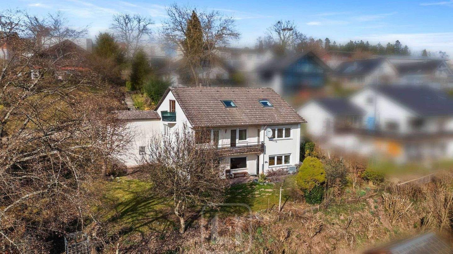 Immobilie in Altensteig - Zweifamilienwohnhaus voller Charme | Traumhafte Aussicht | Grüner Garten | Pure Lebensfreude - Bild 2