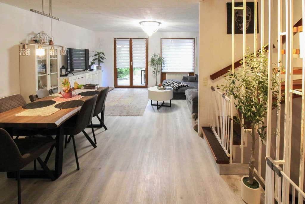 Immobilie in Renningen - Ihr neues Familienglück: Gepflegtes Reihenmittelhaus mit Garten & Garage in Renningen - Bild 2