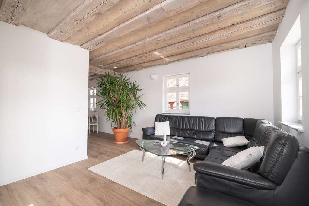 Immobilie in Aurachtal - Hochwertig kernsanierte 2-Zimmer-Wohnung im 1. OG mit Balkon und historischem Charakter für den Selb - Bild 0