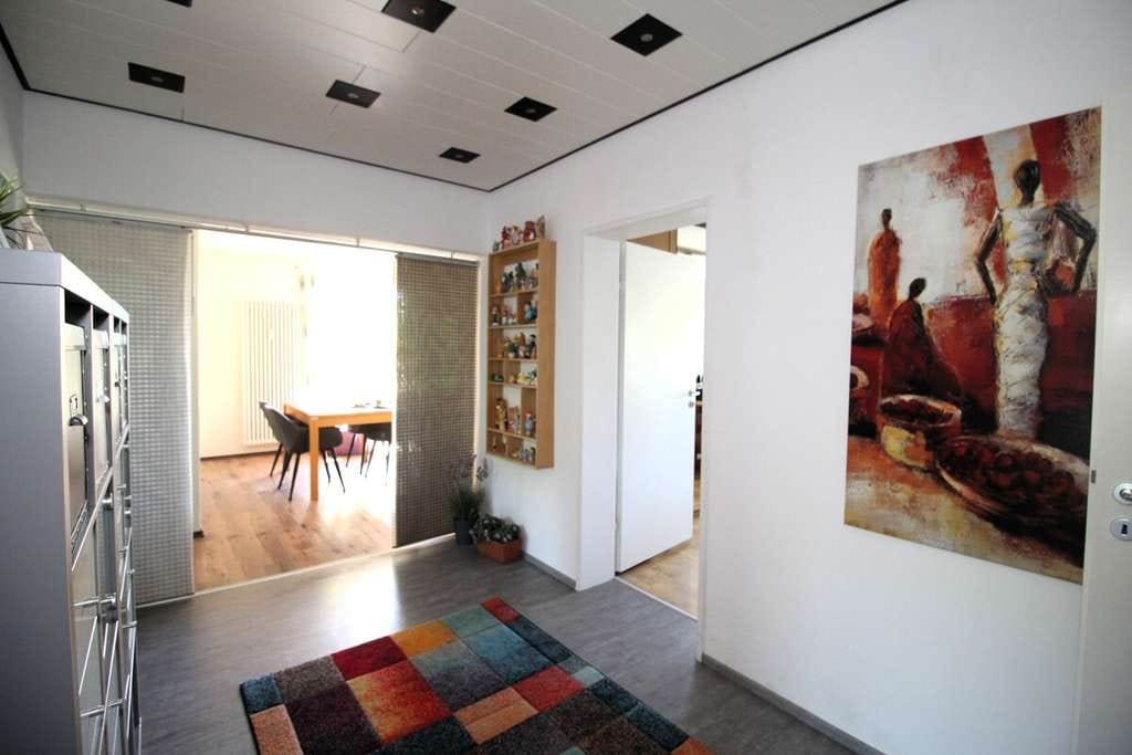 Immobilie in Hofheim am Taunus - Großzügige 3-Zimmer-Wohnung mit umlaufendem Balkon und herrlichem Blick ins Grüne - Bild 4