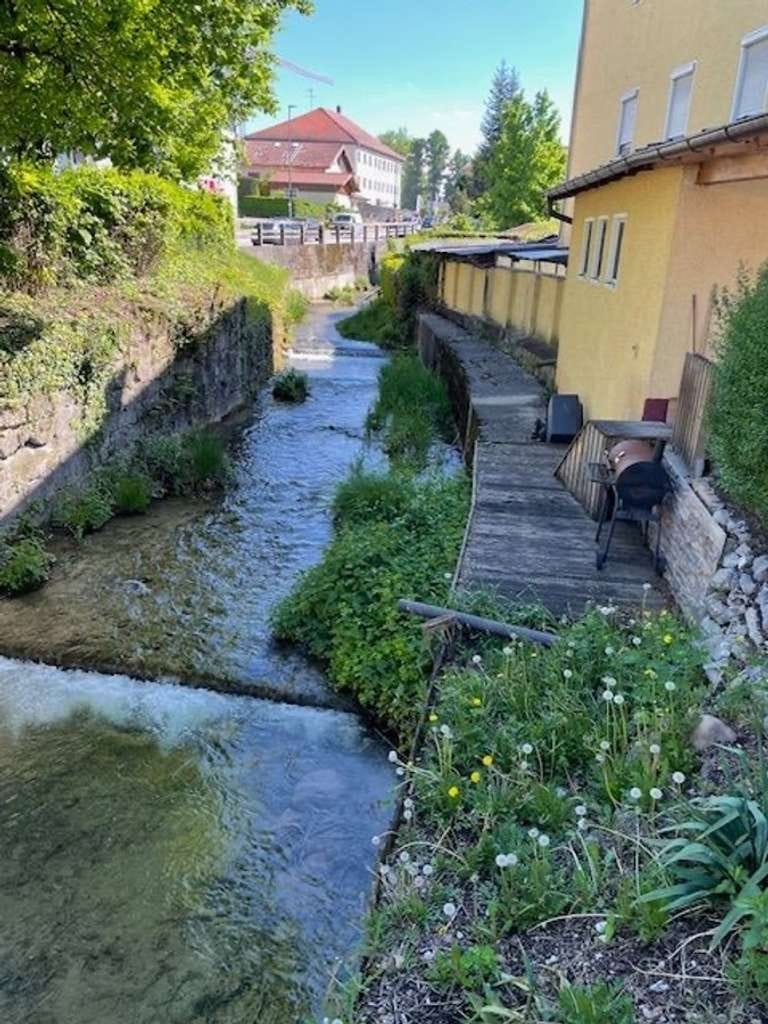 Immobilie in Altenmarkt an der Alz - Großzügige 5-Zi.-WHG in zentraler Lage mit der Option auf zwei Holz- oder Pelletsöfen - Bild 1