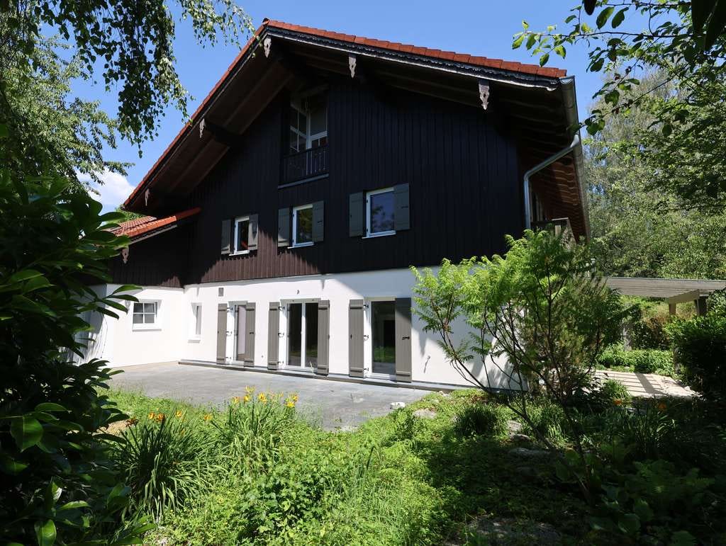Immobilie in Sauerlach - Familientraum: Charmantes Haus im alpenländischen Stil mit viel Platz und idyllischem Garten - Bild 0