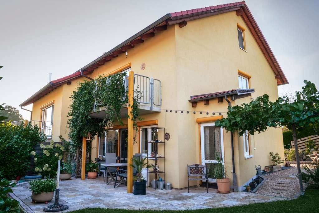 Immobilie in Hergatz - Hochwertig ausgestattetes Reiheneckhaus mit mediterranem Garten - Bild 1