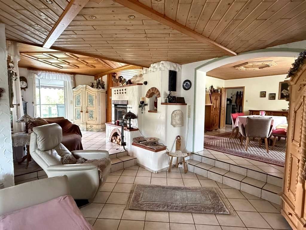 Immobilie in Meßkirch - Teilsaniertes Wohnhaus mit Pool, Doppelgarage und ganz viel Charme - Bild 1