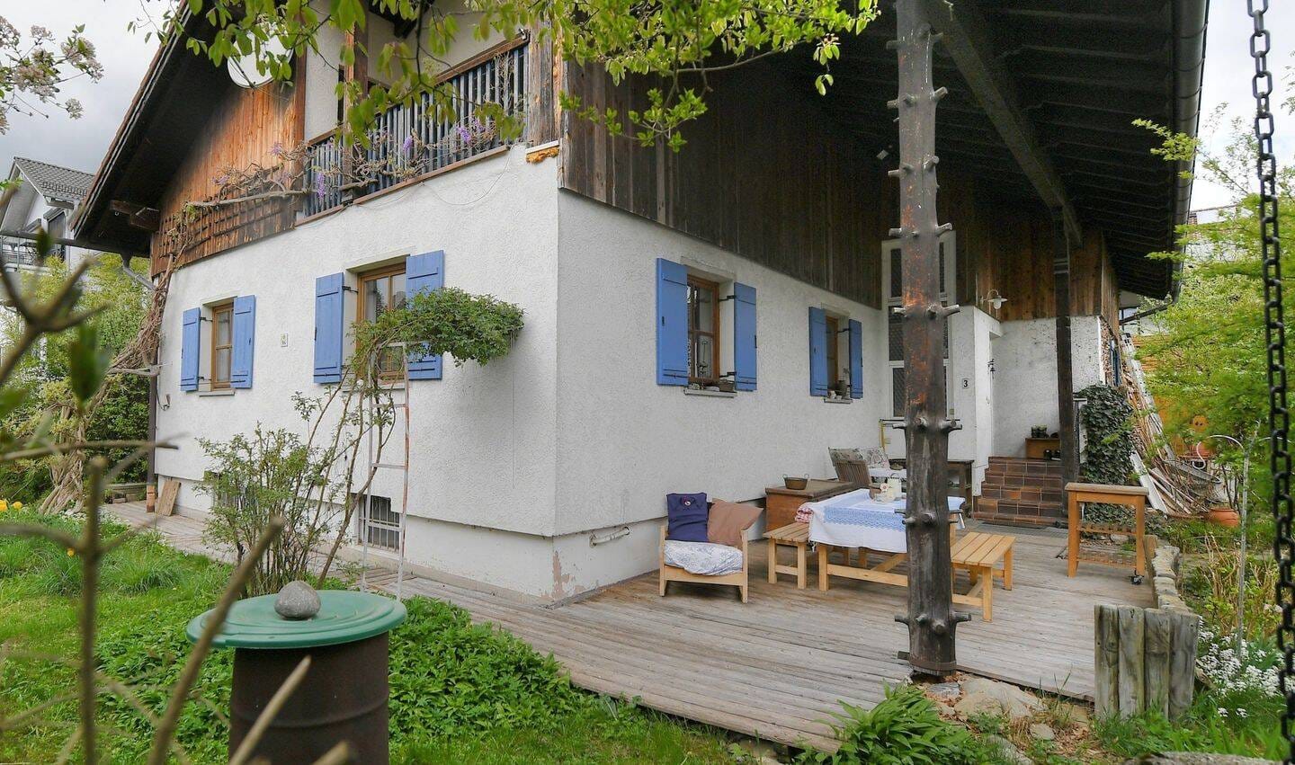 Immobilie in Großkarolinenfeld - Einfamilienhaus "PLUS" - mehr Nutzungen als üblich: Mehrgenerationhaus ODER 1 bis 2 Einliegerwohnung - Bild 1