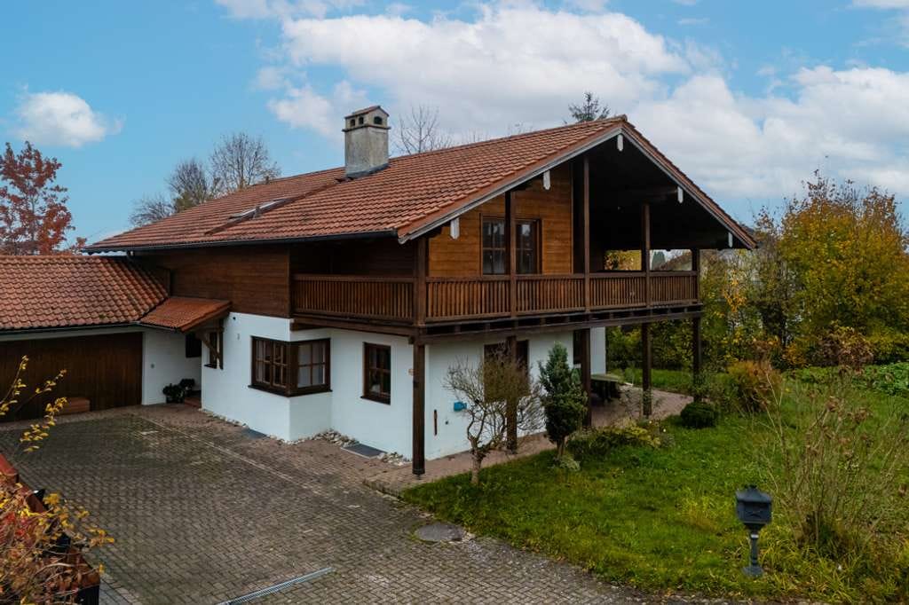 Immobilie in Engelsberg - Schönes Einfamilienhaus mit Garten, Terrasse und Doppelgarage–ruhige Familienidylle im Chiemgau - Bild 0