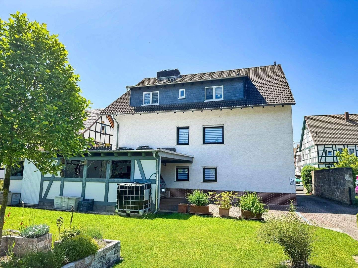 Immobilie in Kaufungen - Mehrfamilienhaus mit möglichem Bauplatz im Herzen von Kaufungen - zur Eigennutzung verfügbar - Bild 0