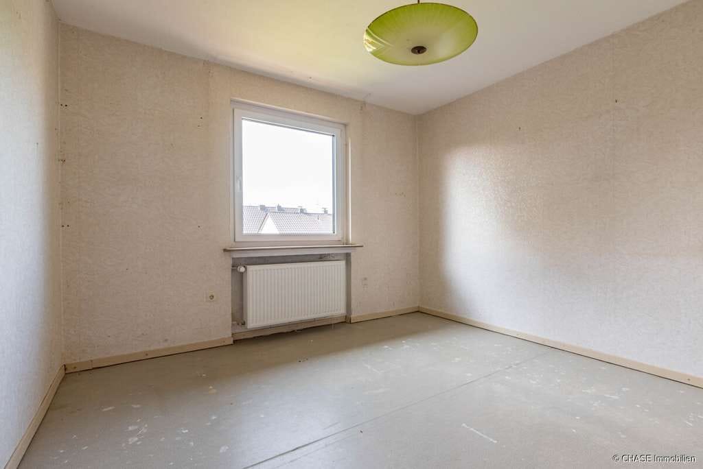 Immobilie in Hagenburg - Sanierungsbedürftiges Zweifamilienhaus in bester Lage Hagenburgs mit Garage und Garten - Erbbau! - Bild 3