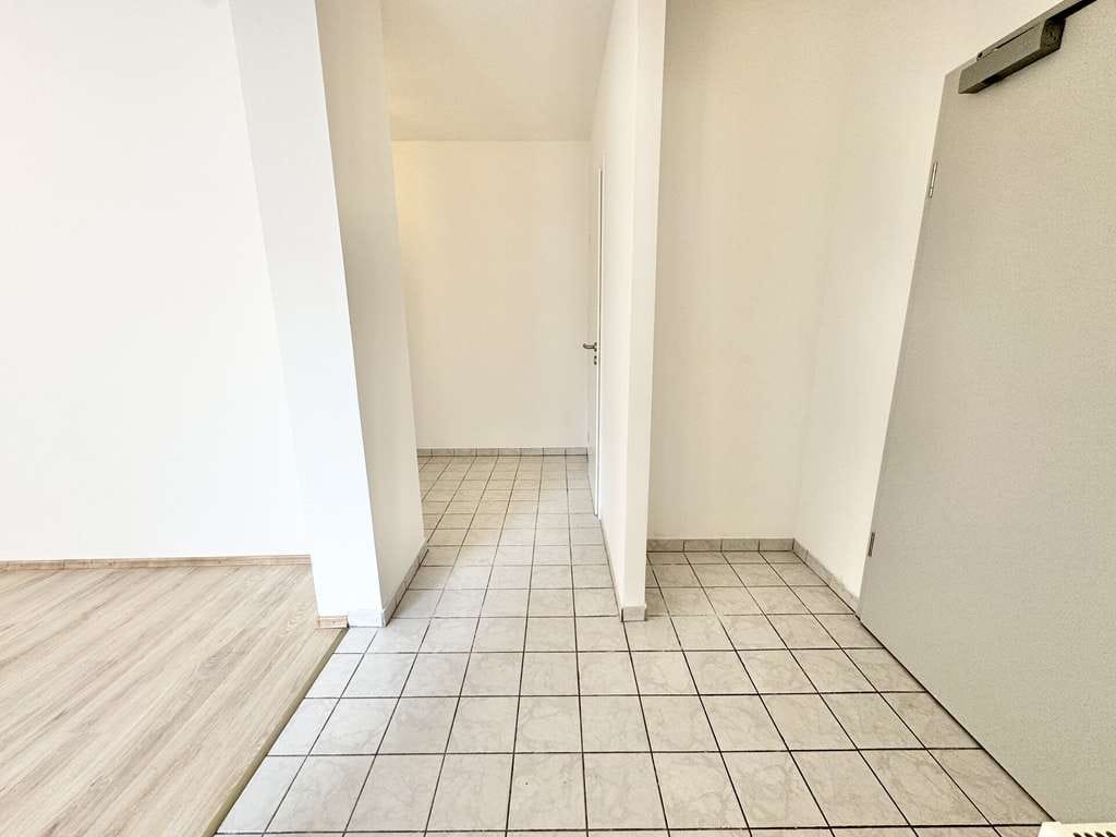 Immobilie in Schwalbach - Helle 2-Zimmer-Wohnung mit zwei Balkonen in zentraler Lage von Schwalbach - für Eigennutzer & Kapita - Bild 3