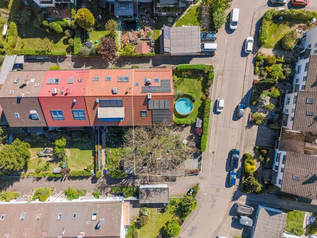 Immobilie in Kirchzarten - 7-Zimmer-Familienhaus energetisch modernisiert mit großem Garten, Pool & flexiblem Raumkonzept - Bild 1