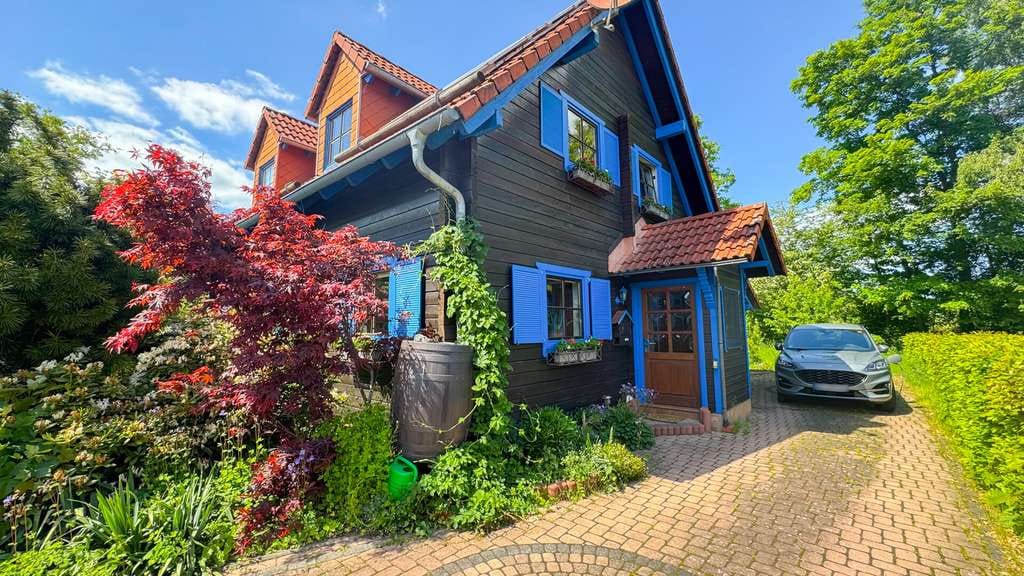Immobilie in Waldmühlen - Ländliche Ruhe, stadtnah genießen. Schickes Blockhaus mit Garten in Feldrandlage! - Bild 2