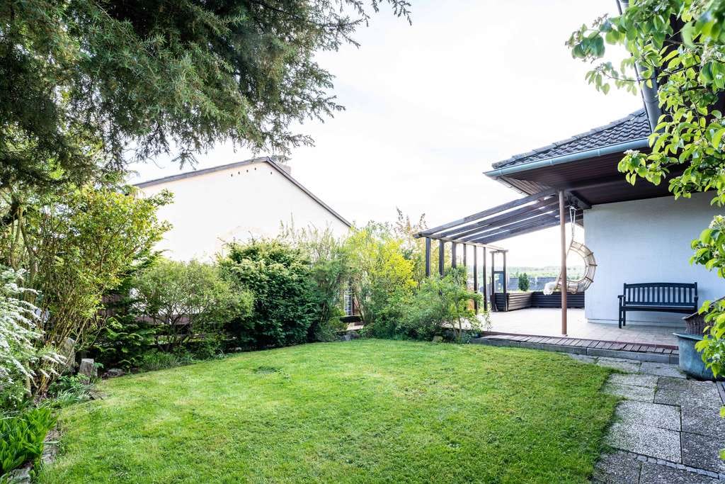 Immobilie in Ahnatal - LAGE, LAGE, LAGE !!! Freistehendes Haus mit Einliegerwohnung in Ortsrandlage Nähe Feld und Wald! - Bild 2