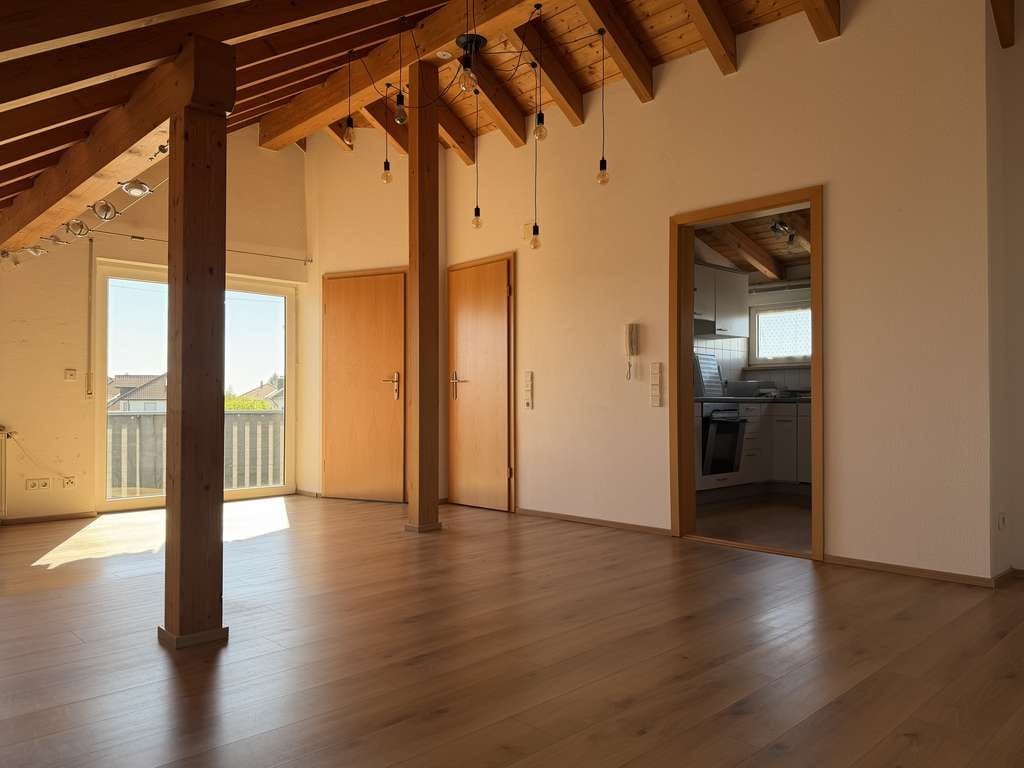 Immobilie in Bad Waldsee - Ruhig & sonnig: 3-Zi.-DG-Wohnung mit Balkon, Carport & kleiner Hausgemeinschaft - Bild 1