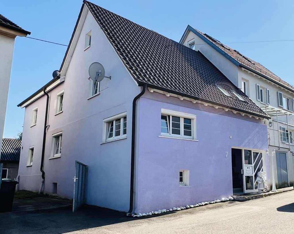 Immobilie in Aichwald - Individuelles Wohngebäude, zuletzt als Zweifamilienhaus genutzt. Ruhige Lage. Großer Garten mit Teic - Bild 0