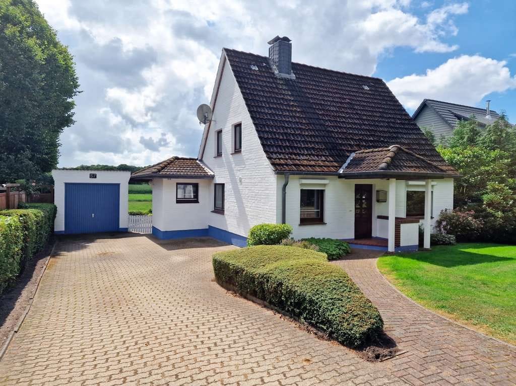 Immobilie in Ostrohe - Blick ins Grüne - Einfamilienhaus mit Garage und schönem Grundstück in guter Lage - Bild 0