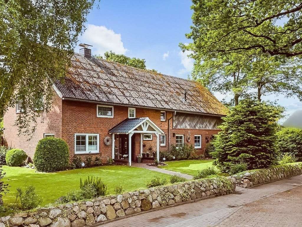 Immobilie in Elsdorf-Westermühlen - Einfamilienhaus bei Rendsburg - exklusives Wohnen auf weitläufigem Grundstück mit Waldanteil - Bild 0