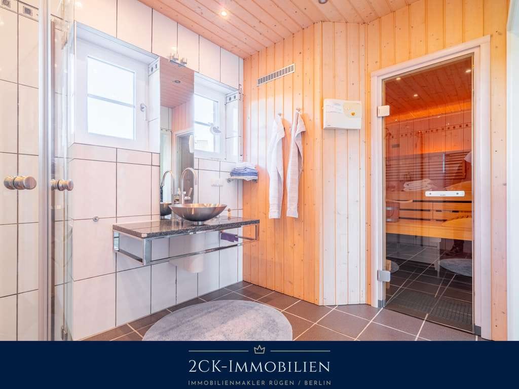 Immobilie in Wiek - Nachhaltig & Strandnah: Massivhaus, verklinkert auf 1.015 m² Grundstück mit PV, Sauna und Kamin! - Bild 2