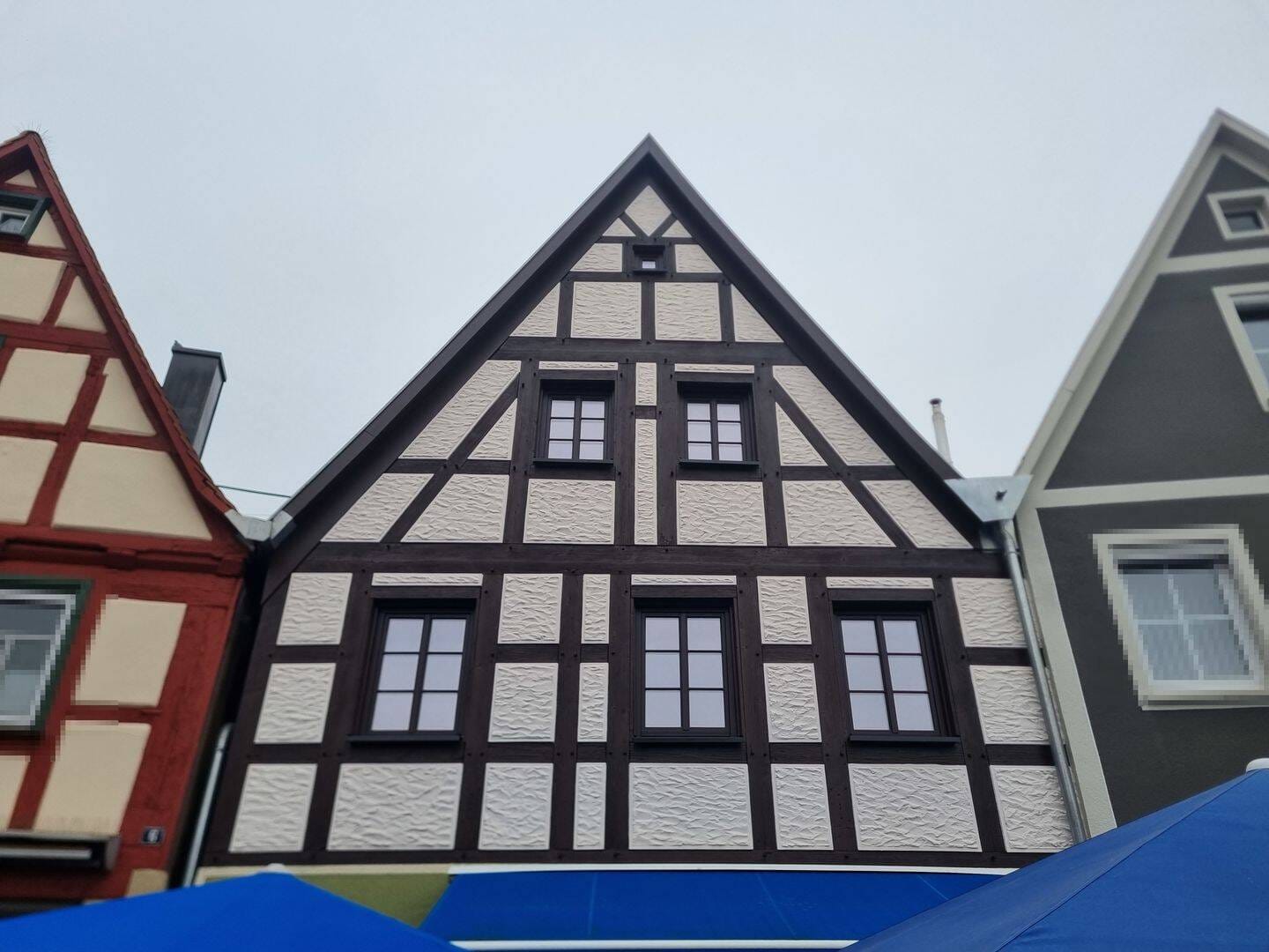 Immobilie in Neustadt an der Aisch - Teilsaniertes & ensemblegeschütztes Fachwerkhaus zentral am Marktplatz Neustadt Aisch - Bild 3