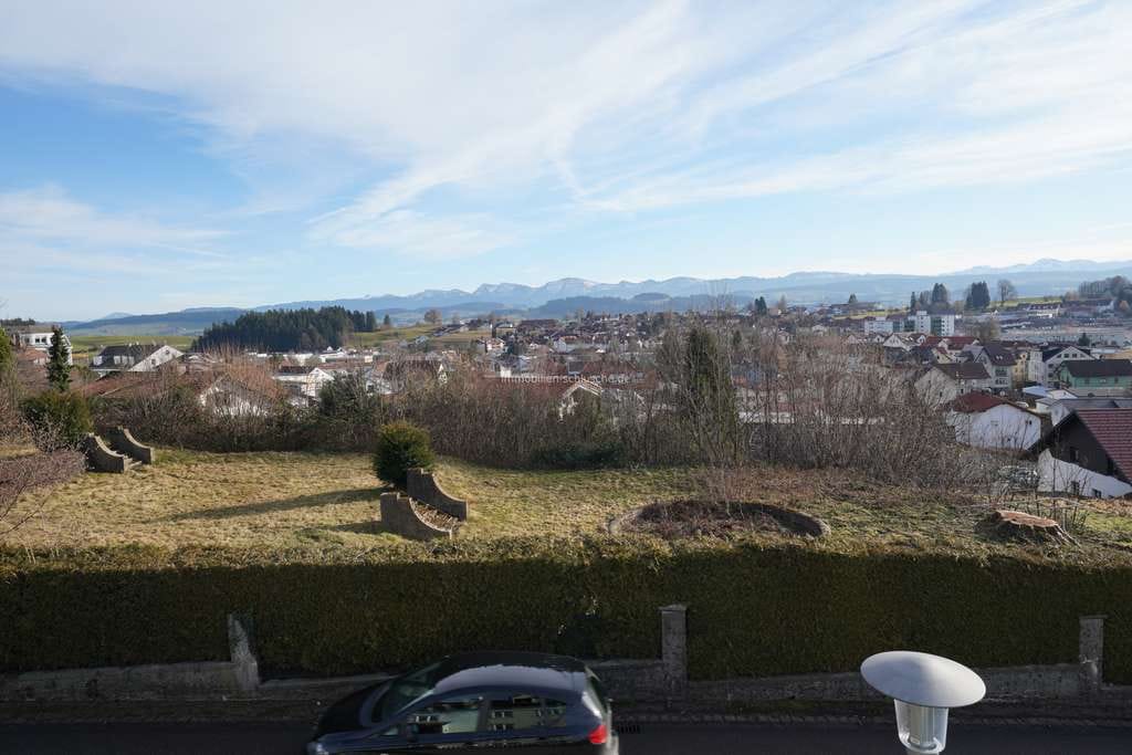 Immobilie in Lindenberg im Allgäu - Weitere Kaufpreissenkung bei großem Zweifamilienhaus mit tollem Bergblick in Lindenberg - Bild 1