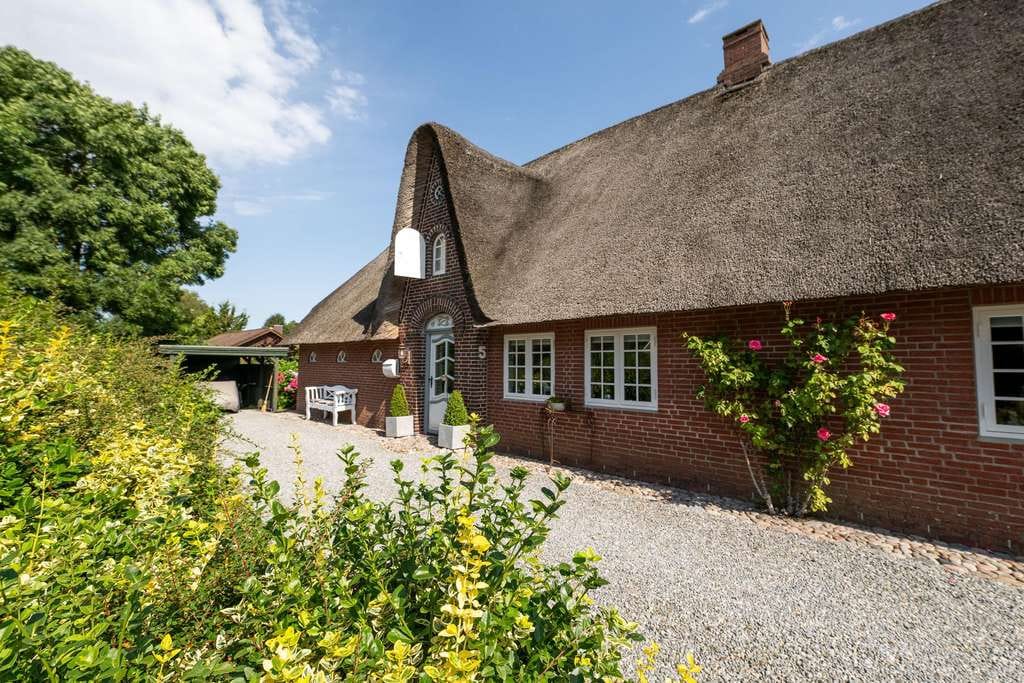Immobilie in Risum-Lindholm - Idyllisches Friesenhaus unter Reet in bevorzugter Wohnlage - Bild 1