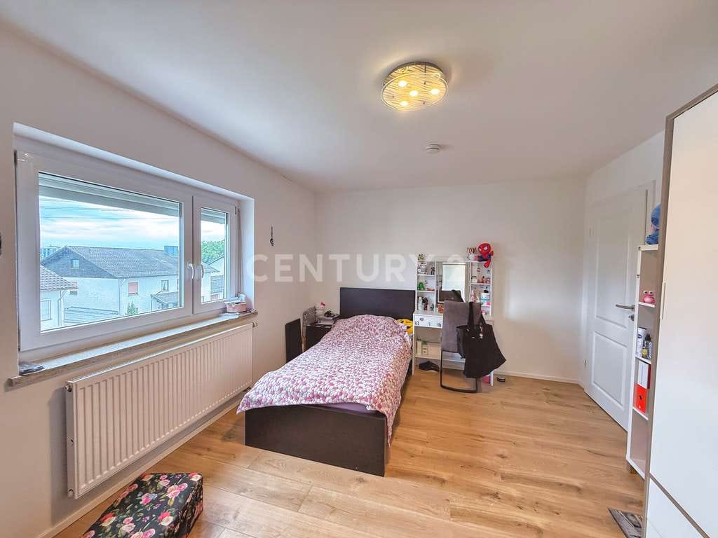 Immobilie in Ampfing - Zuhause mit XL-Potential: Modernisierte Wohnung + DG + Stellplatz - Bild 1