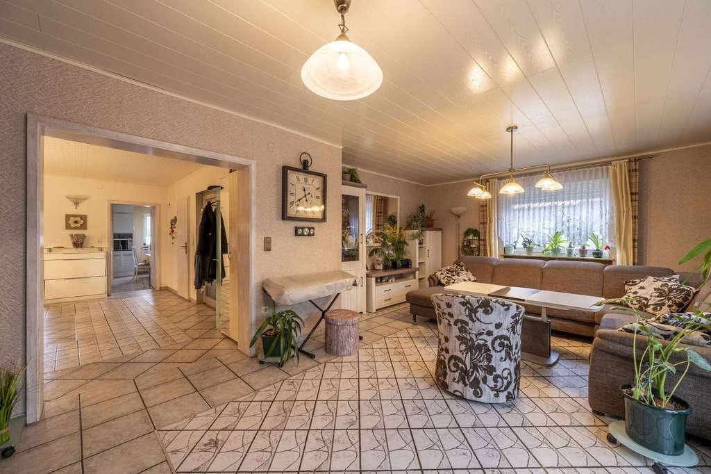 Immobilie in Güglingen - Großzügiges Familienhaus mit Einliegerwohnung, Garten & Ausbaupotenzial in ruhiger Lage - Bild 3
